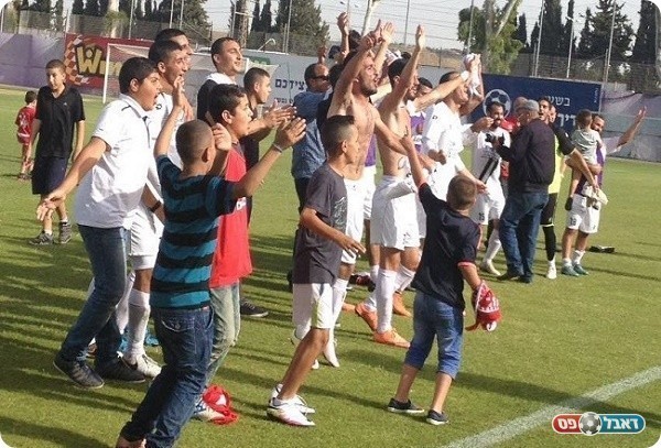 שחקני כפר קאסם חוגגים בסיום המשחק עליה לגמר